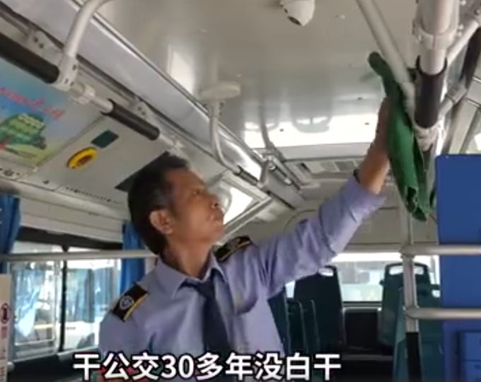 女孩,高考前,高,考前,坐,末班车,给,司机,留, . 女孩高考前坐末班车给司机留纸条,好女孩感动互联网