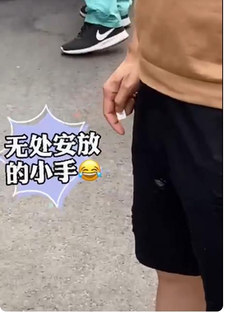 西安,考,场外,紧张,到,没,有灵魂,的,爸爸,这, . 西安考场外紧张到没有灵魂的爸爸,这才是真爱