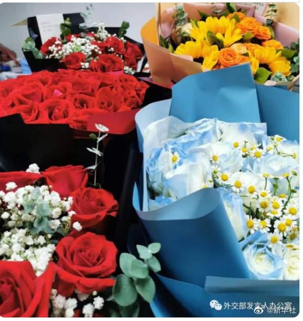 外交部,建议,大家,不要,再来,送,花了,成鲜, . 外交部建议大家不要再来送花了,外交部成鲜花的海洋