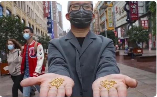 艺术家,杨烨炘,用,500g,黄金制,黄,金制,1000粒, . 艺术家杨烨炘用500g黄金制1000粒米扔进黄浦江,反对浪费粮食