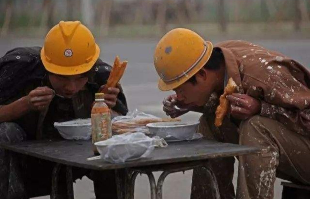 揭秘,农民工,一天,赚,三,四百,长年累月,还是, . 揭秘:农民工一天赚三四百,为啥还是不富裕?打工越打越穷!