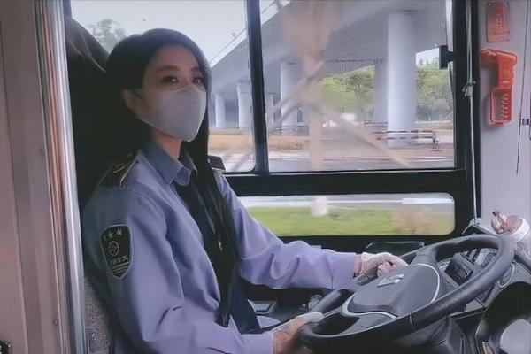 西安,公交,女司机,900路,火,出圈,成,“,最美, . 西安公交女司机900路火出圈,成“最美公交女司机”