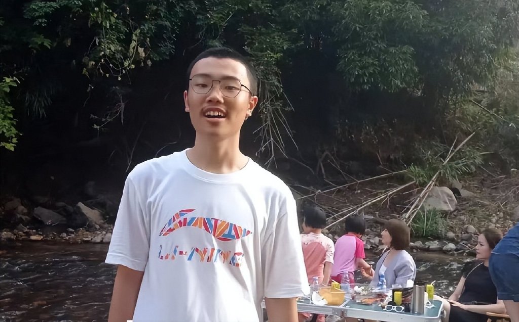 胡鑫宇,尸体,居然,在,学校,60米,的,小树,林里, . 胡鑫宇尸体居然在学校60米的小树林里找到了
