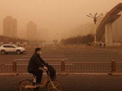 开封这两天天空显示土黄色，估计是沙尘暴影响